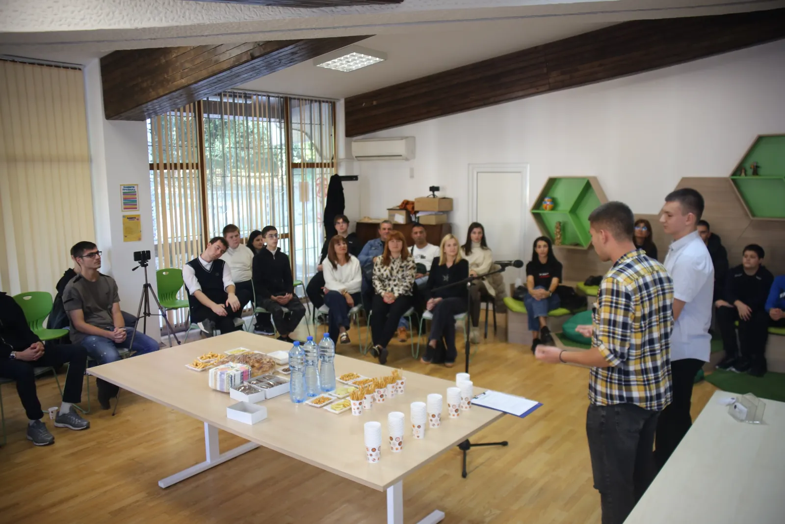 A Po Sushtestvo presentation before students and guests